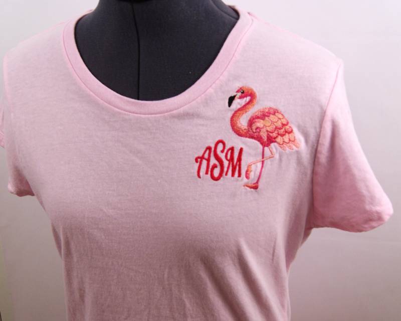 Gesticktes Flamingo T-Shirt Personalisiertes Monogramm Pink T-Shirt von CountryTouchStore