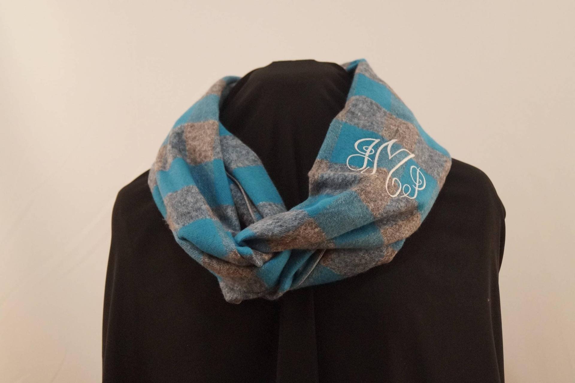 Monogrammed Infinity Schal Türkis & Grau Kariert, Personalisierte Initialen Schal Monogrammed Infinity Schal Türkis & Grau Kariert, Personalisierte Initialen Schal von CountryTouchStore