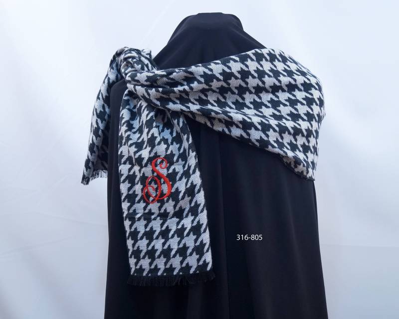 Monogrammierter Hahnentritt Schal Schwarz & Grau Rechteckiger Schal Monogrammierter Hahnentritt Schal Schwarz & Grau Rechteckiger Schal von CountryTouchStore