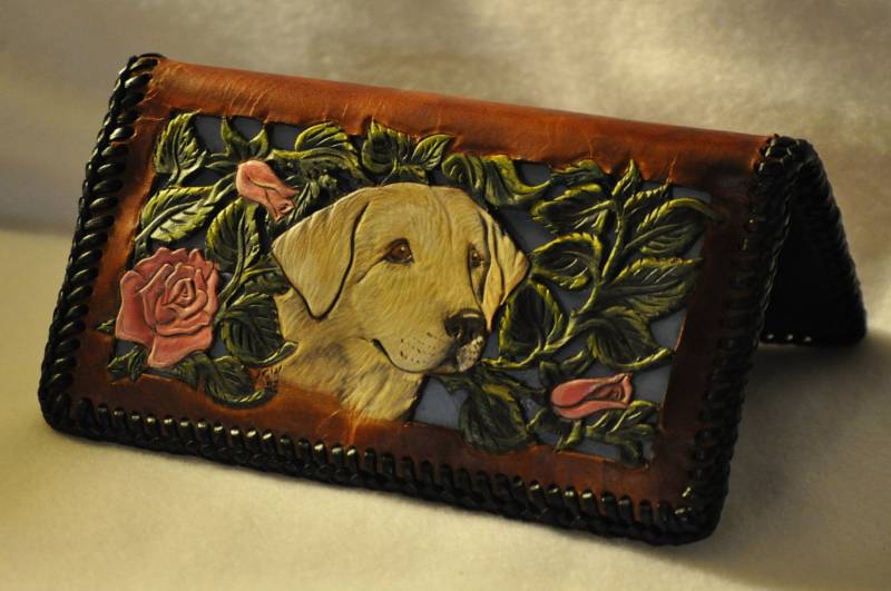 Handgeschnitzte Filigrane Scheckbuchhülle Labrador Retriever Kopf Mit Rosen von CountrysideLeather