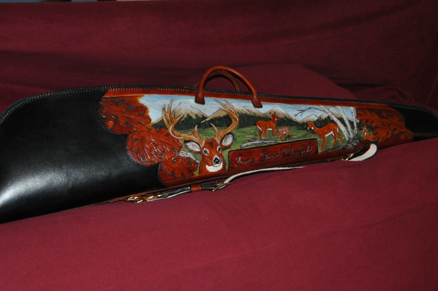 Handgeschnitzte Tiertasche Mit Weißwedelhirsch Schaffellfutter, Handgenäht Und Geschnürt von CountrysideLeather