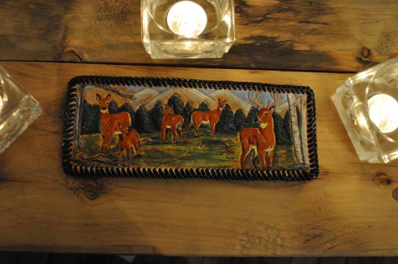 Weißwedelhirsch Szene Auf Handgeschnitzte Leder Herren Geldbörse von CountrysideLeather