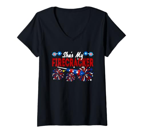 Damen She's My Firecracker 4th July Fireworks Couple Patriotic T-Shirt mit V-Ausschnitt Damen She's My Firecracker 4th July Fireworks Couple Patriotic T-Shirt mit V-Ausschnitt von Couple 4th Of July Costume