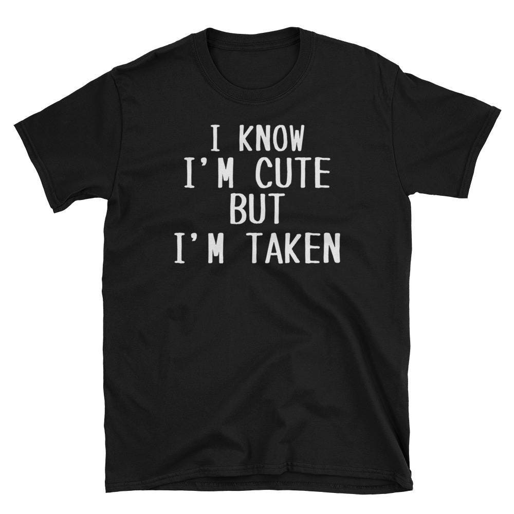 I Know I'm Cute But Taken Unisex T-Shirt Beziehung Paare Lustige Süße T-Shirts - Passende von CouplesBoutique
