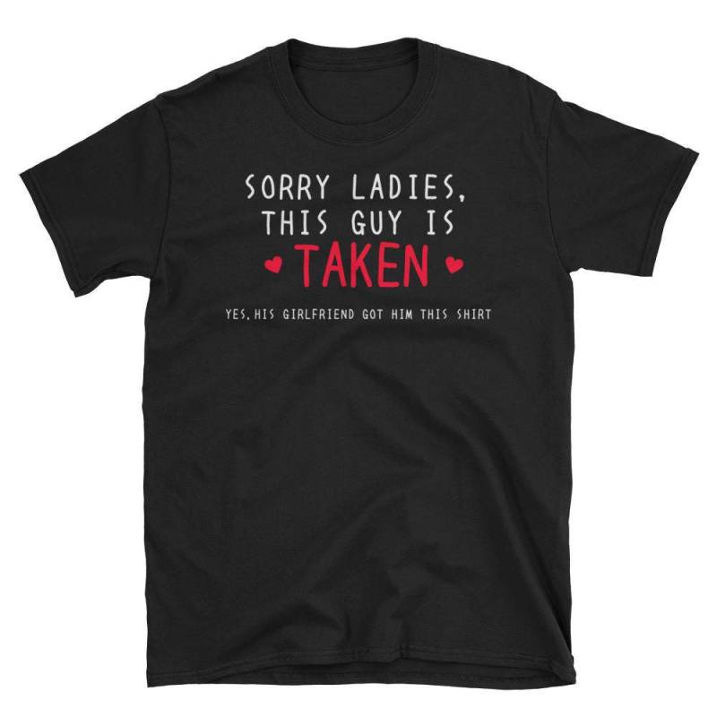 Sorry Ladies Dieser Kerl Ist Genommen Damen Herren Kurzes Geschenk T-Shirt von CouplesBoutique