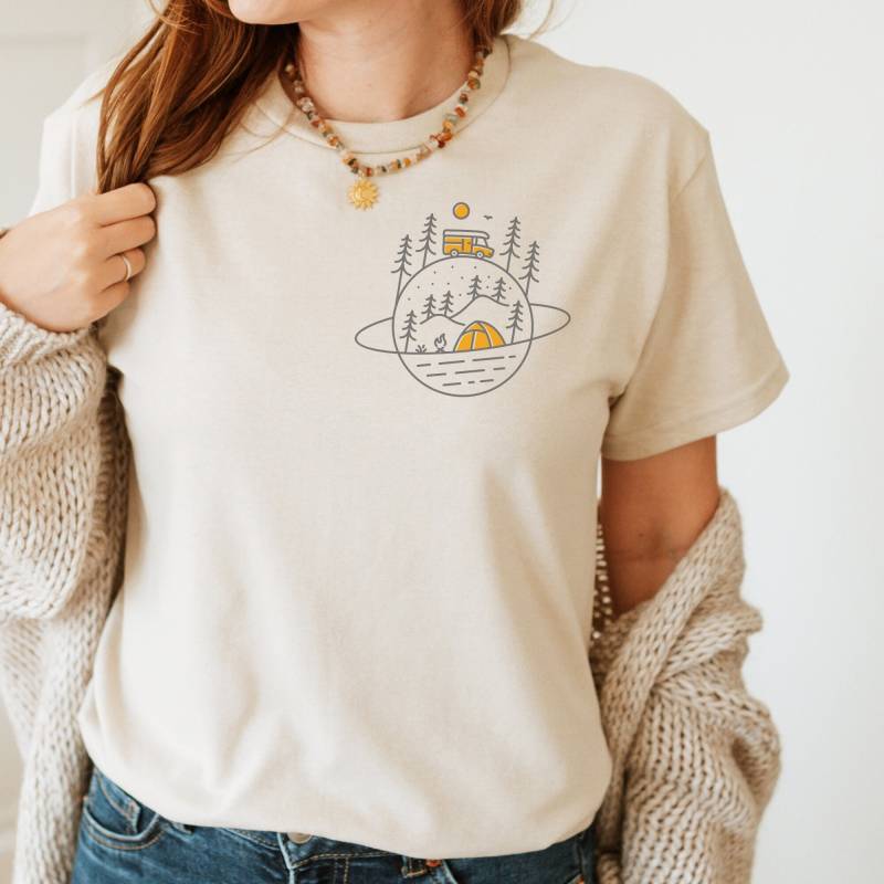 Adventure Camping Vanlife T-Shirt | Camper Shirt Around The World Unisex Oversize Backprint Und Frontprint von CourageforKindness