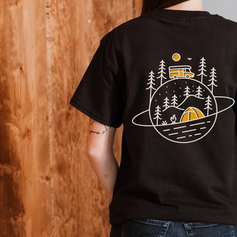 Adventure Camping Vanlife T-Shirt | Camper Shirt Around The World Unisex Oversize Backprint Und Frontprint von CourageforKindness
