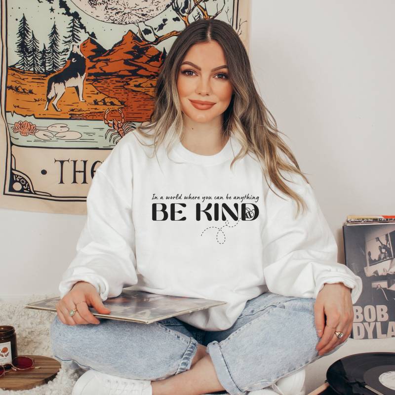 Be Kind Pullover + Affirmation & Lebenseinstellung Für Mehr Positivität Im Leben Und Higher Self von CourageforKindness