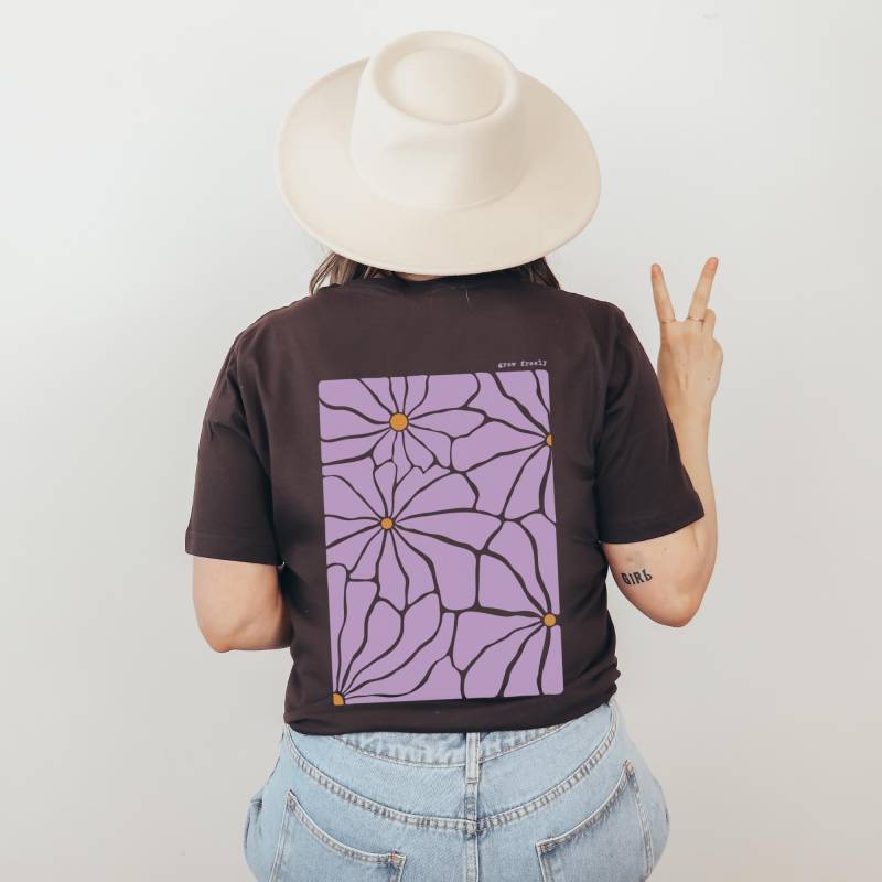 Blumen Shirt Mit Vase Sommer Boho Blumenprint Florales Geschenk Für Freundin Mediterran Ästhetisch Damen von CourageforKindness