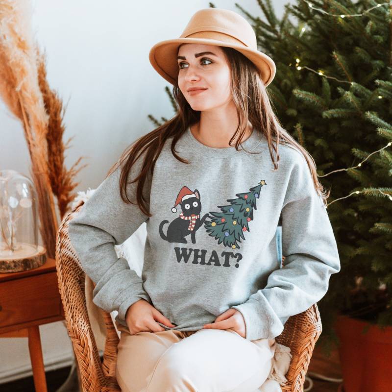 Cute Cat Christmas Sweatshirt Mit Tannenbaum Im Retro Design Für Die Weihnachtszeit Und Katzenliebhaber von CourageforKindness