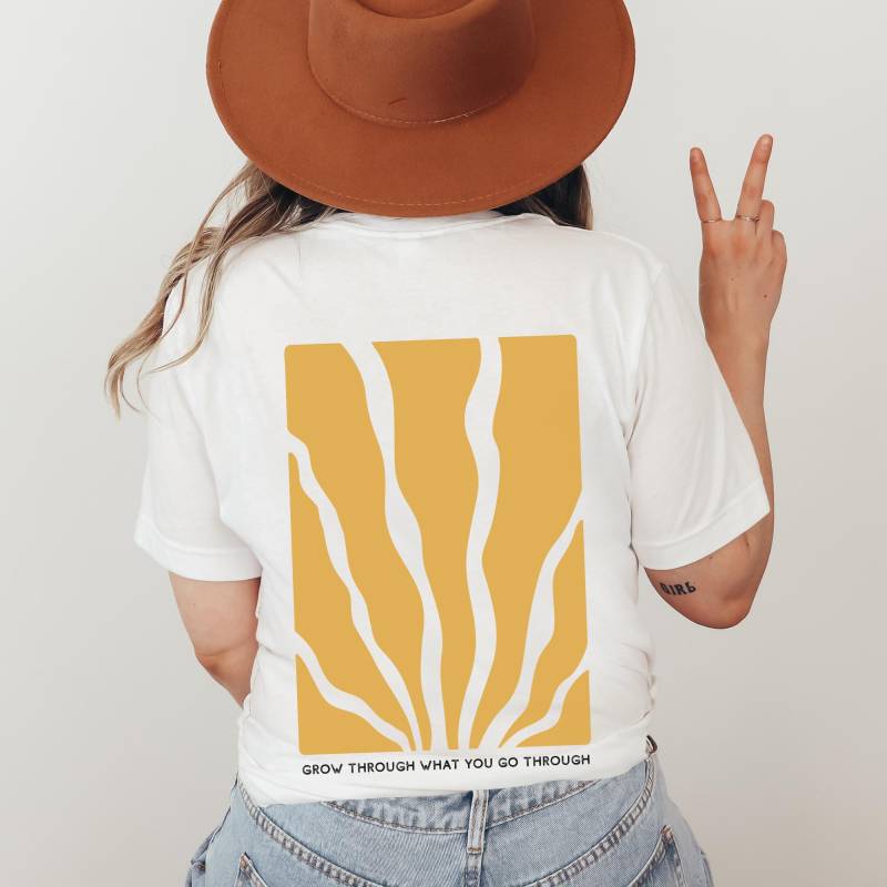 Grow Through What You Go Shirt Selbstliebe Spruch Sommer T-Shirt Mit Blume Positives Damen Geschenk von CourageforKindness