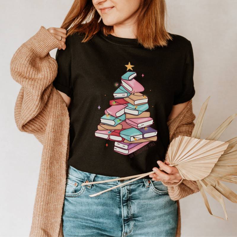 Weihnachten Bücher-Baum Weihnachtsgeschenk Shirt Tannenbaum Buch Geschenk Familien T-Shirt von CourageforKindness