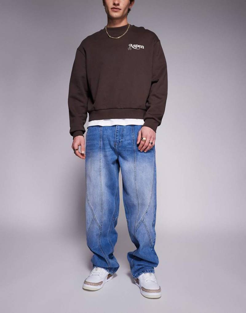 Courtside - Baggy Jeans in blauer Waschung mit Nahtdetail von Courtside