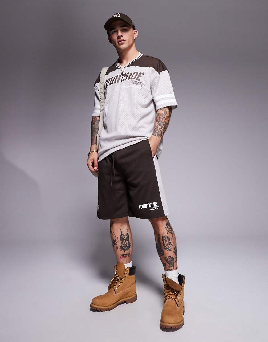 Courtside - Bequeme Sport-Shorts in Braun mit Logo-Detail und Kontraststreifen von Courtside