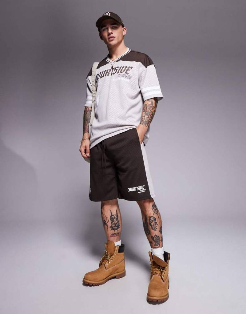 Courtside - Bequeme Sport-Shorts in Braun mit Logo-Detail und Kontraststreifen von Courtside