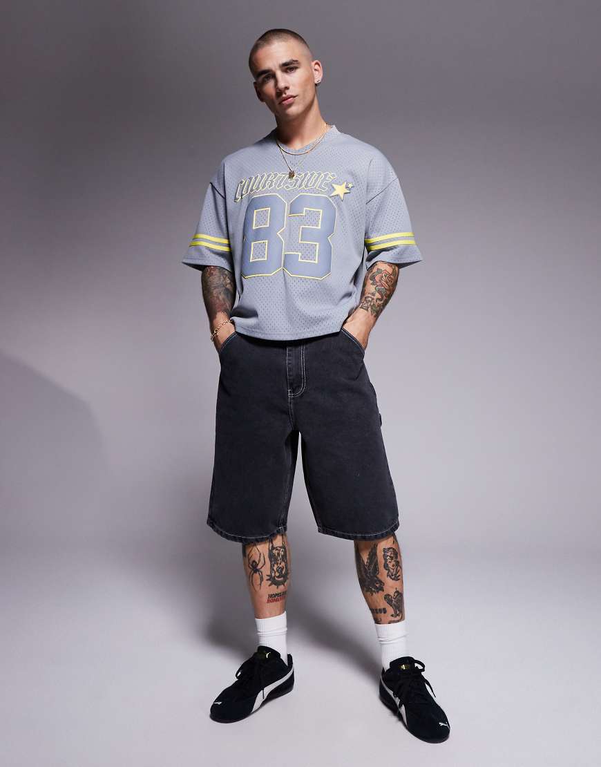 Courtside - Carpenter-Jeansjorts in mittelschwarzer Waschung mit Gesäßtaschen mit Stickerei von Courtside