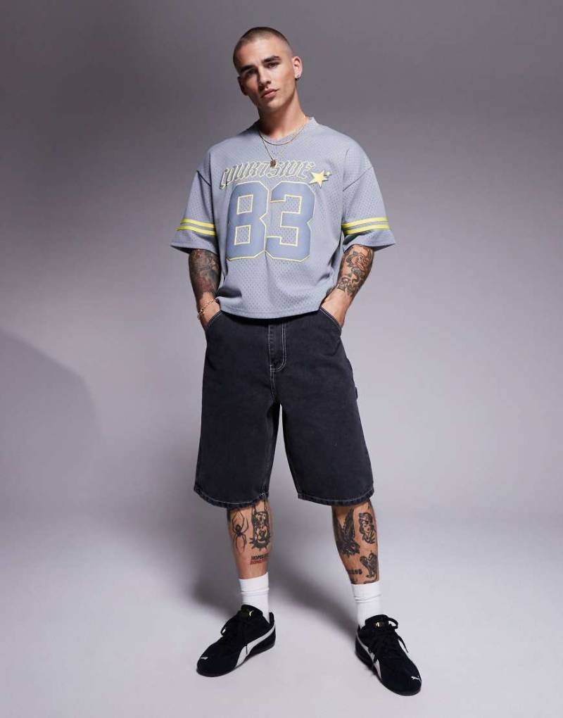 Courtside - Carpenter-Jeansjorts in mittelschwarzer Waschung mit Gesäßtaschen mit Stickerei von Courtside