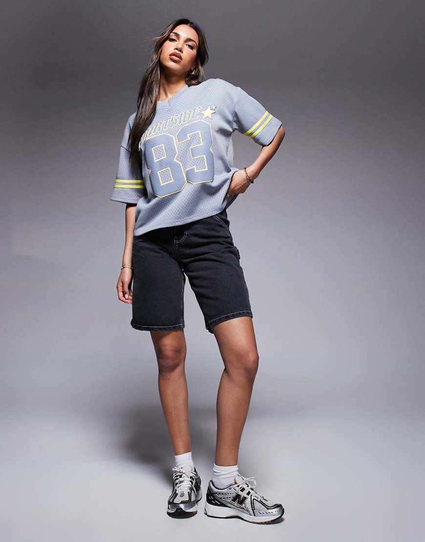 Courtside - Carpenter-Jeansjorts in verwaschenem Schwarz mit Stickerei auf den Gesäßtaschen von Courtside