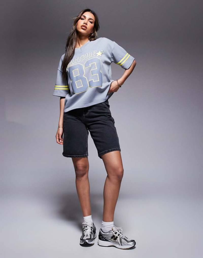 Courtside - Carpenter-Jeansjorts in verwaschenem Schwarz mit Stickerei auf den Gesäßtaschen von Courtside