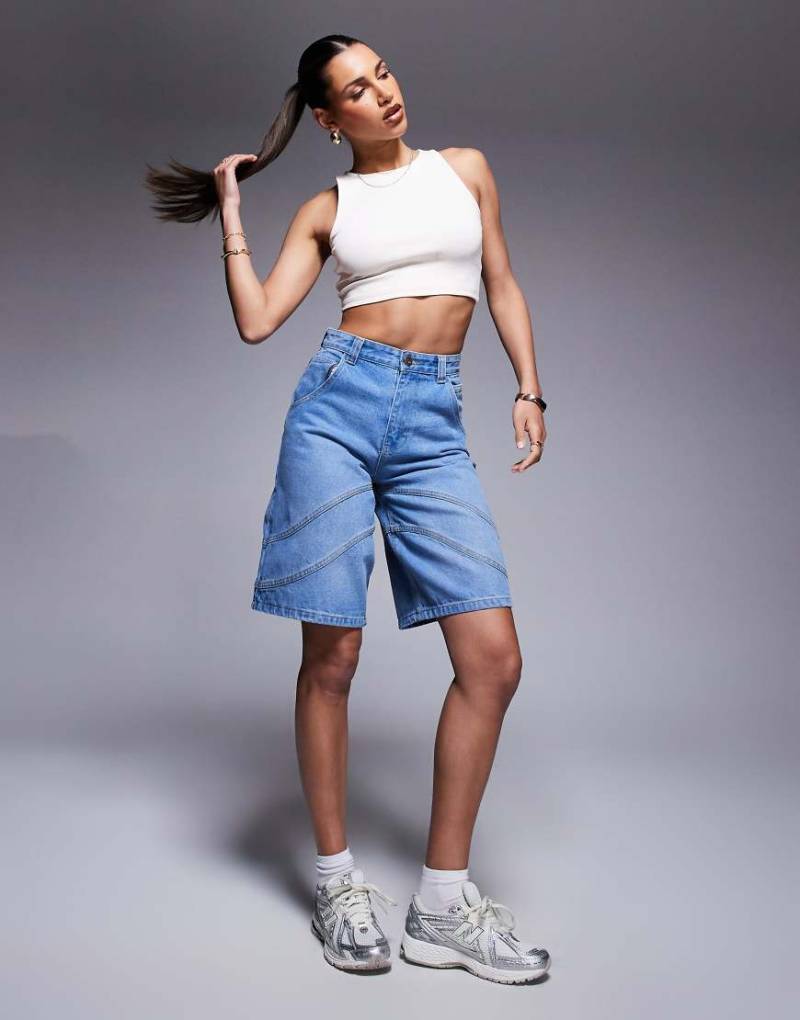 Courtside - Jeans-Jorts in verwaschenem Blau mit Ziernaht und Logo-Stickerei auf der Gesäßtasche von Courtside