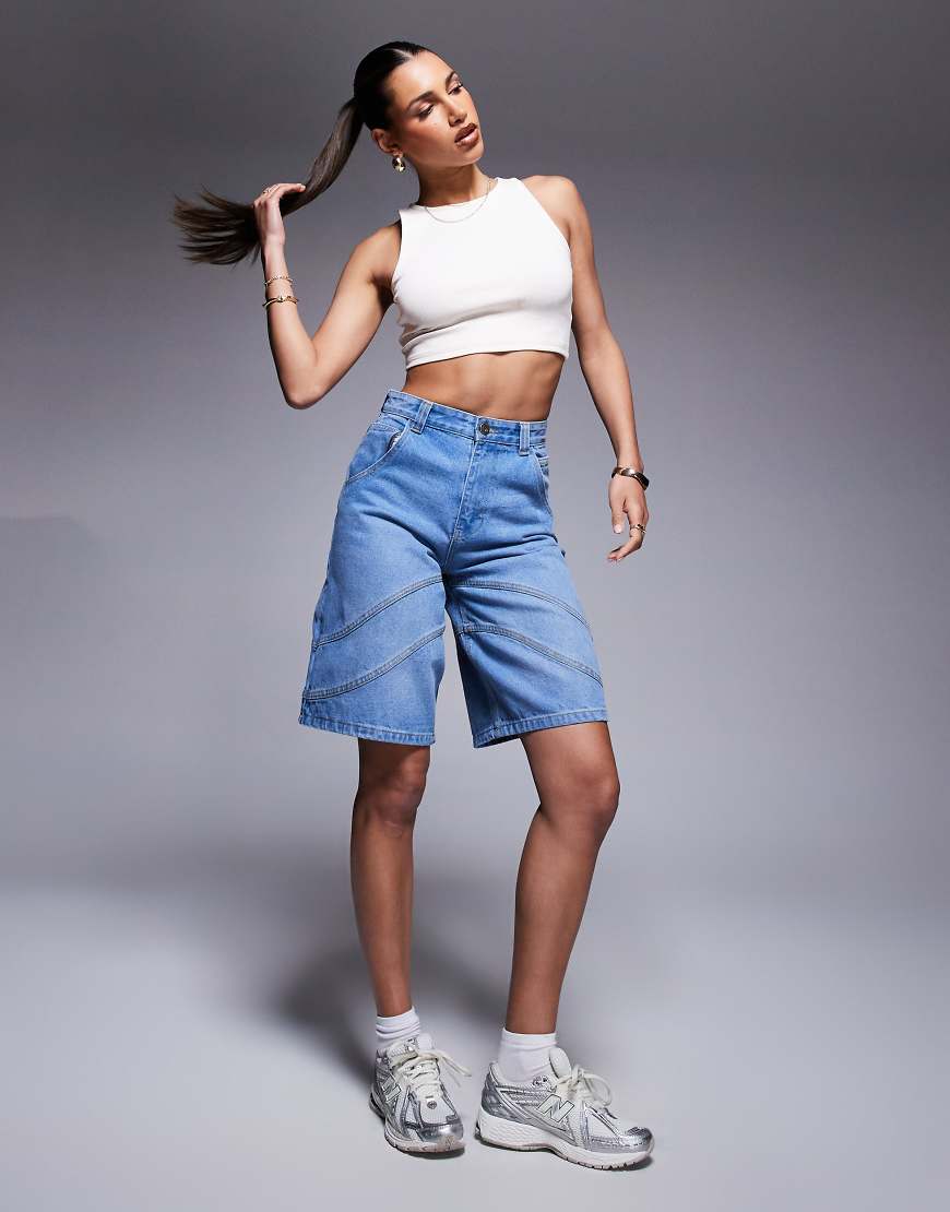 Courtside - Jeans-Jorts in verwaschenem Blau mit Ziernaht und Logo-Stickerei auf der Gesäßtasche von Courtside