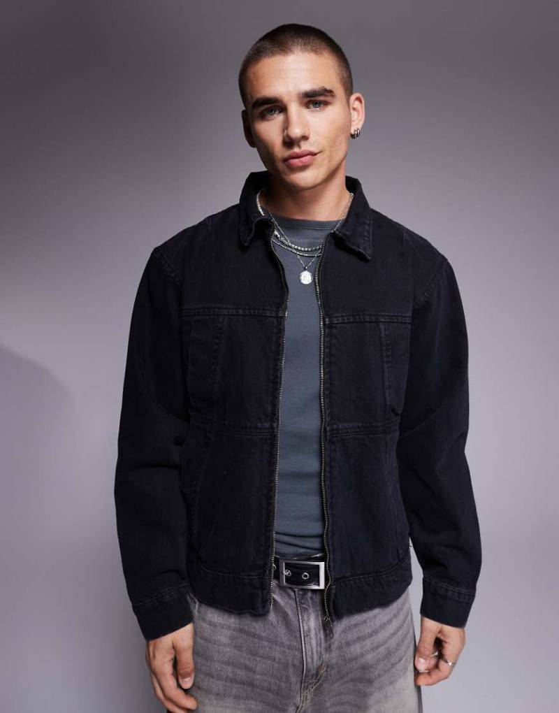 Courtside - Jeansjacke in verwaschenem Schwarz mit Reißverschlussdetail von Courtside