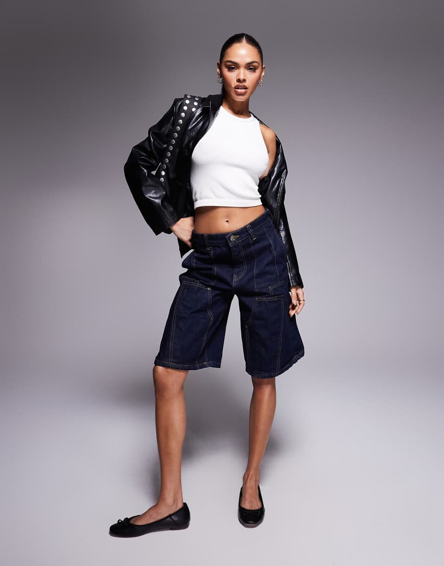 Courtside - Jeansjorts in Indigoblau mit Stoffbahnendetail und Gesäßtaschen mit Stickerei von Courtside