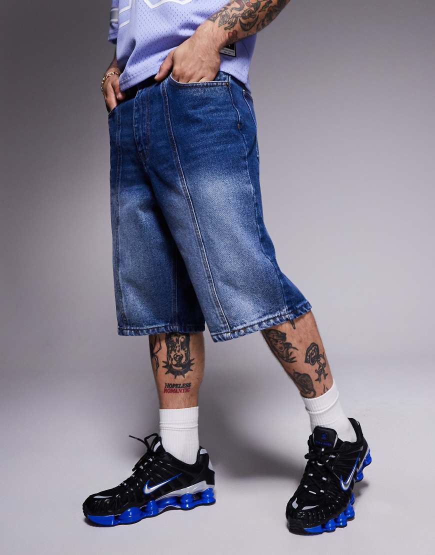 Courtside - Jeansjorts in mittelblauer Waschung mit Nahtdetail und Gesäßtaschen mit Stickerei von Courtside