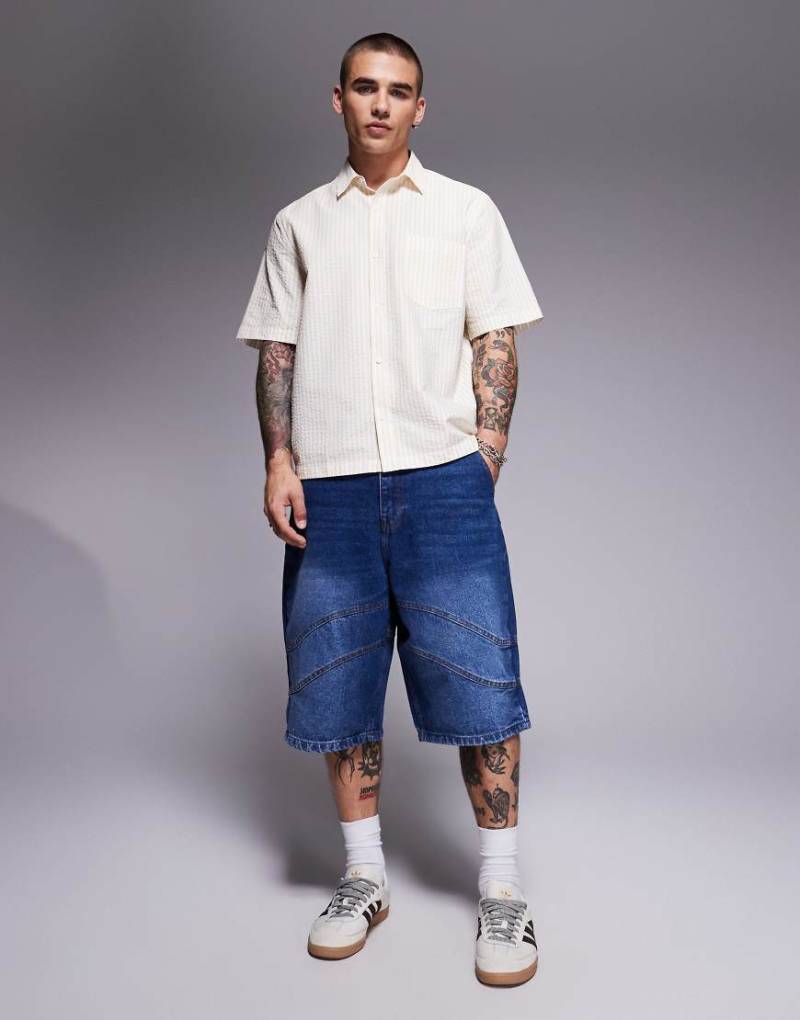 Courtside - Jeansjorts in verwaschenem Blau mit Nahtdetail von Courtside