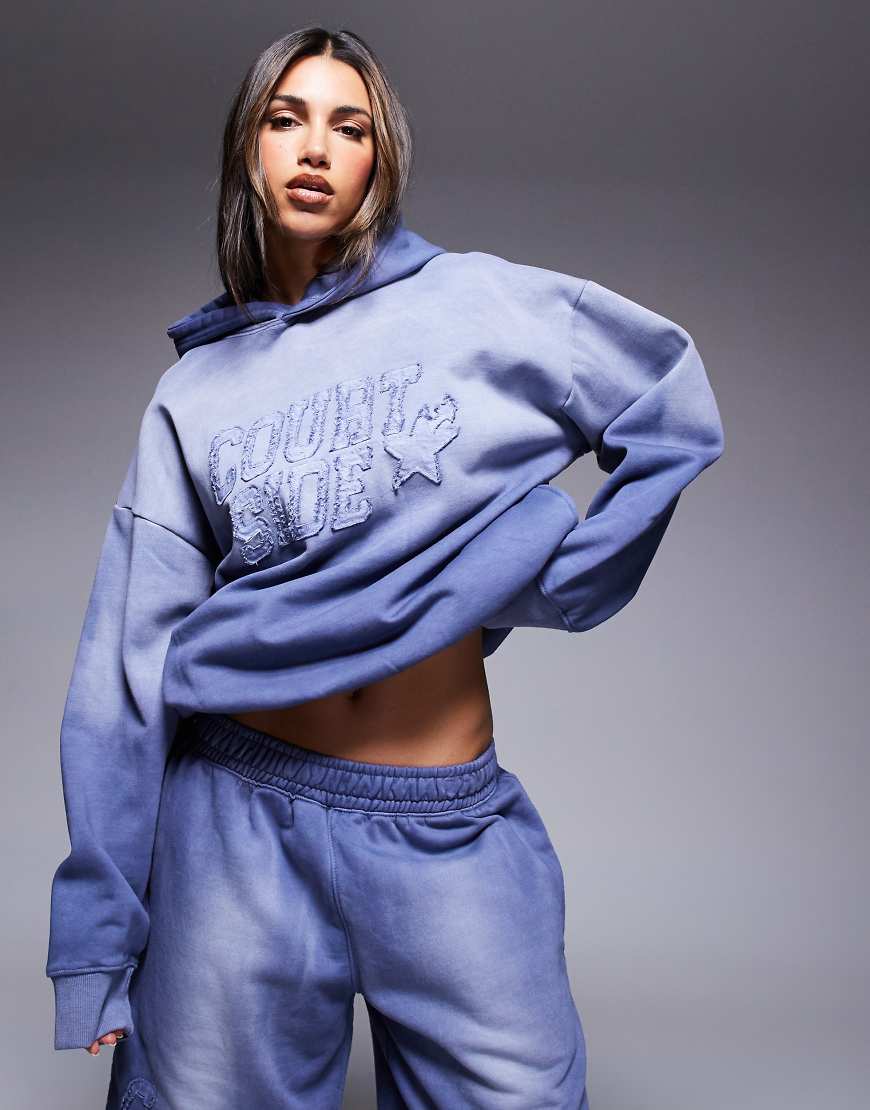 Courtside - Kapuzenpullover in verwaschenem Blau mit Logo-Detail, Kombiteil Courtside - Kapuzenpullover in verwaschenem Blau mit Logo-Detail, Kombiteil von Courtside