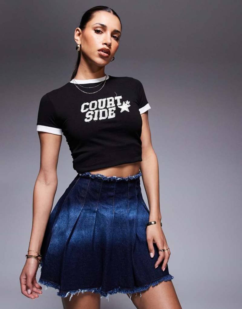 Courtside - Kurzer Jeans-Faltenrock in blauer Rinse- und Stone-Waschung-Weiß von Courtside