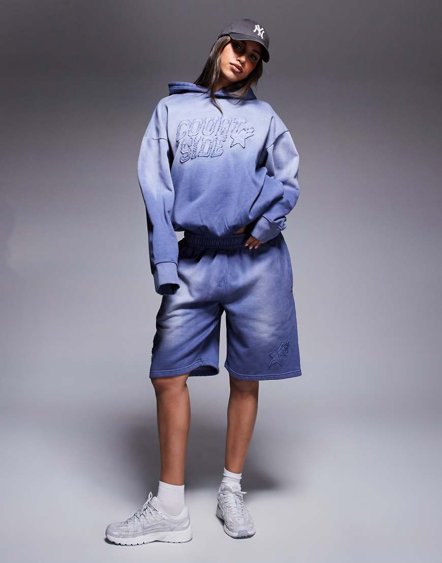 Courtside - Lockere Shorts aus verwaschenem Blau mit Logodetail und unversäubertem Saum, Kombiteil Courtside - Lockere Shorts aus verwaschenem Blau mit Logodetail und unversäubertem Saum, Kombiteil von Courtside