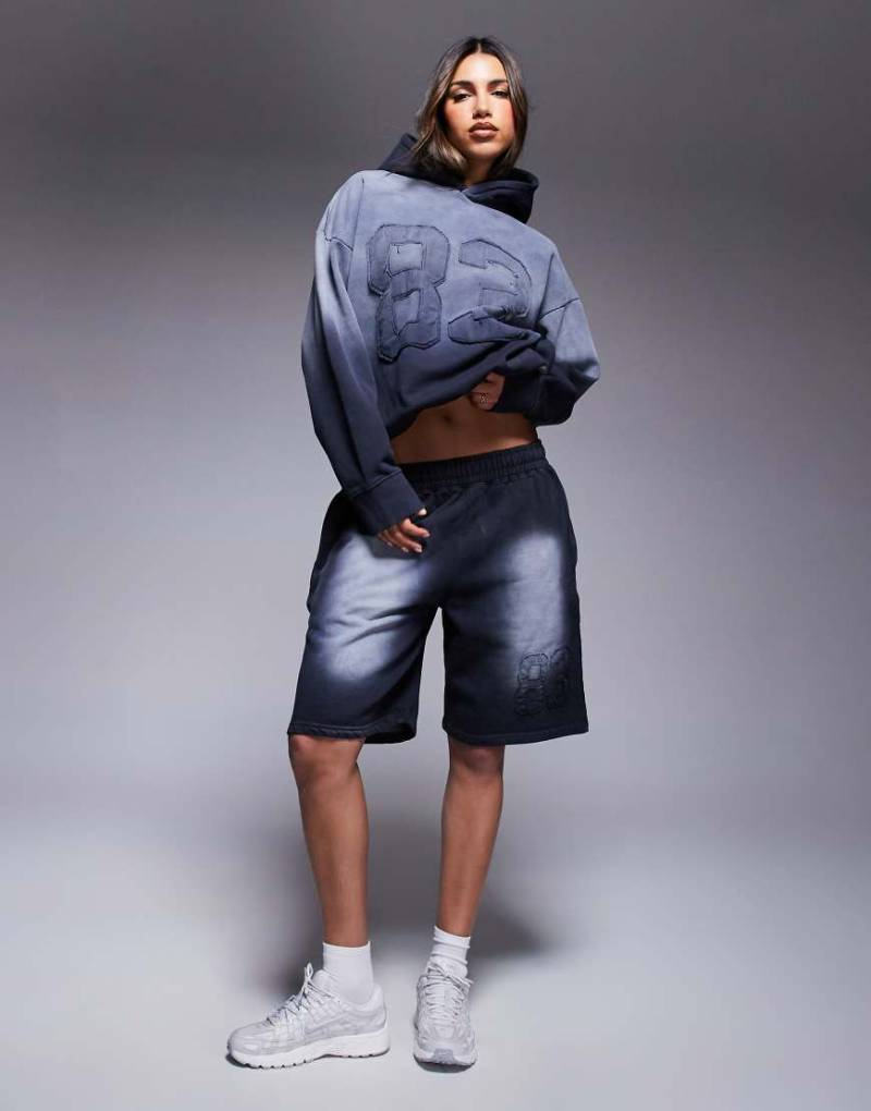 Courtside - Lockere Shorts aus verwaschenem Schwarz mit College-Design und unversäubertem Saum, Kombiteil von Courtside