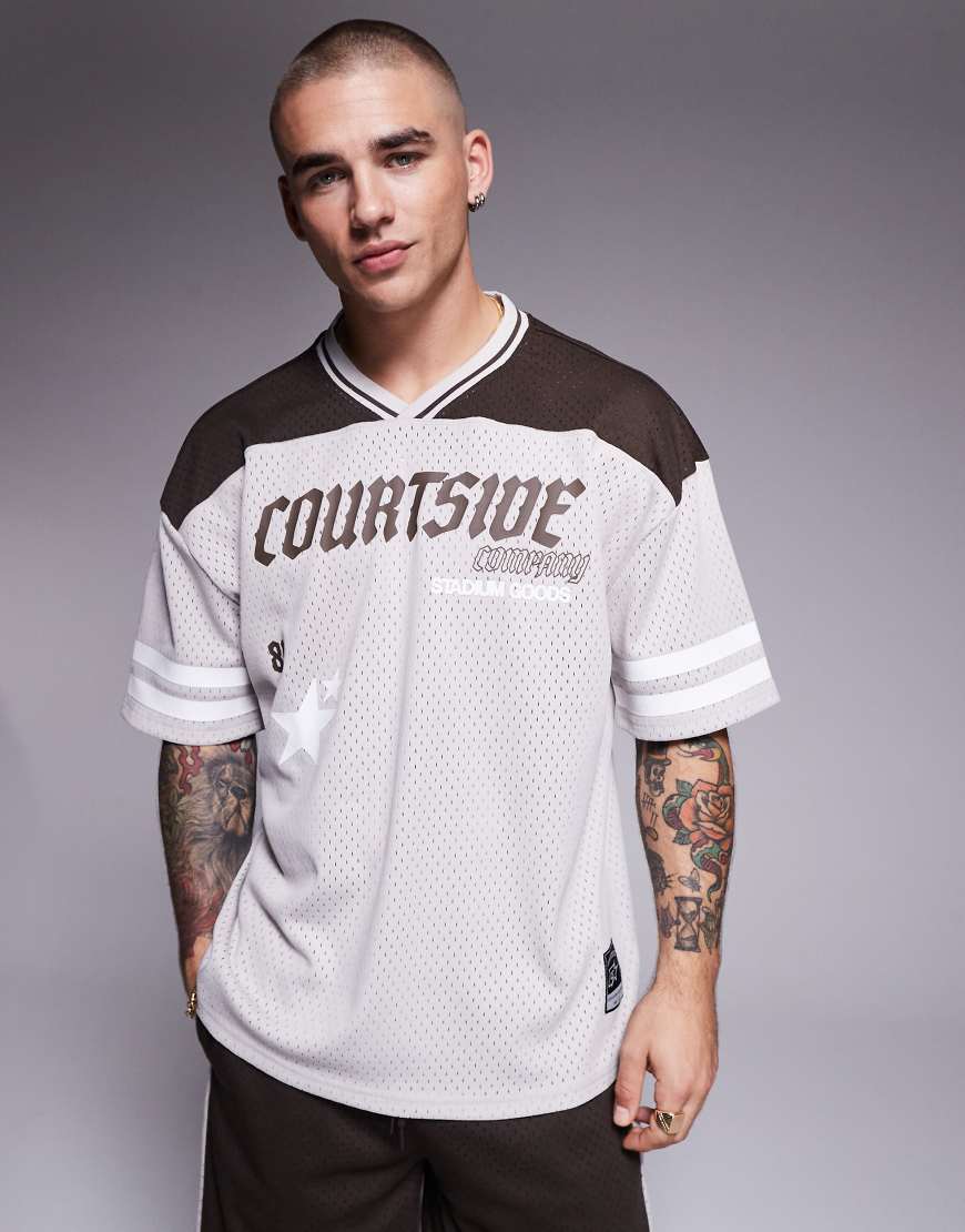 Courtside - Oversize-T-Shirt in Braun mit Sport-Logo-Detail und Kontrasteinsatz Courtside - Oversize-T-Shirt in Braun mit Sport-Logo-Detail und Kontrasteinsatz von Courtside