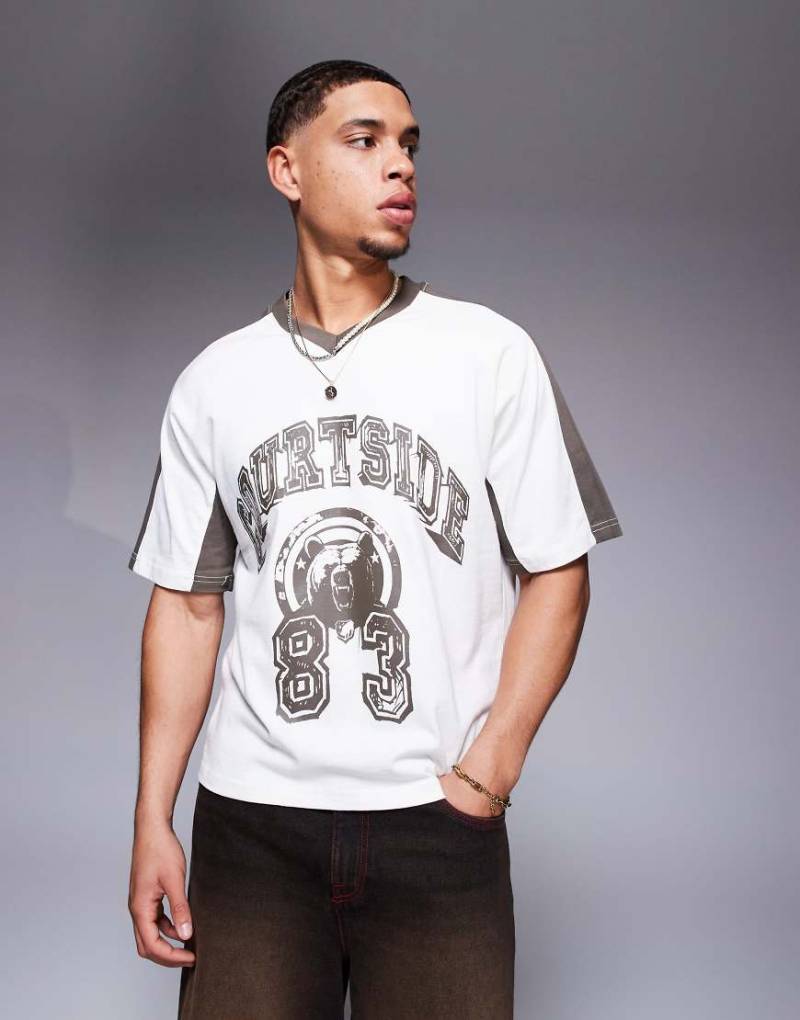 Courtside - Oversize-T-Shirt in Creme mit Motiv-Detail und Kontrasteinsatz-Schwarz von Courtside