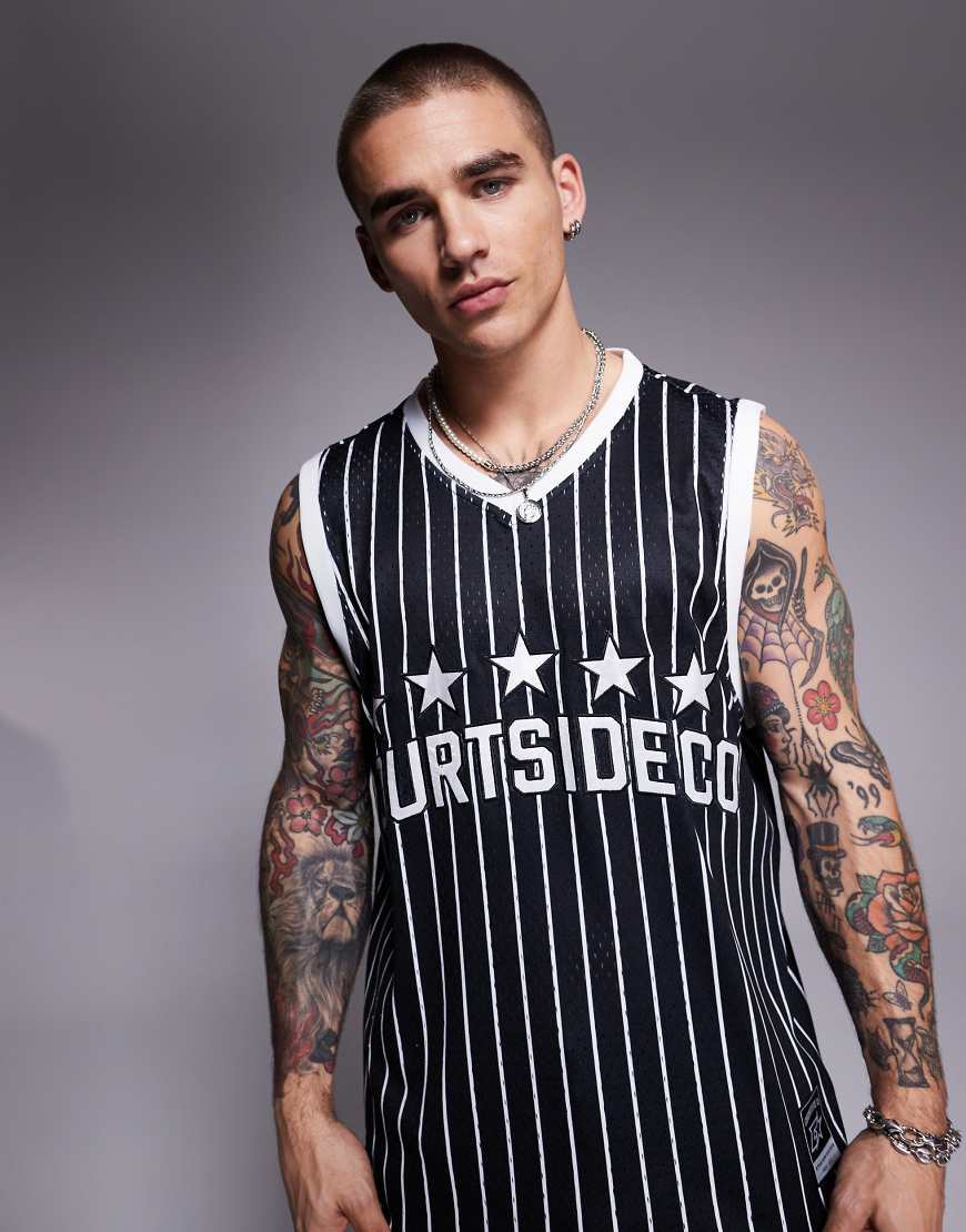 Courtside - Oversize-Trägershirt in Schwarz gestreift mit Logodetail von Courtside