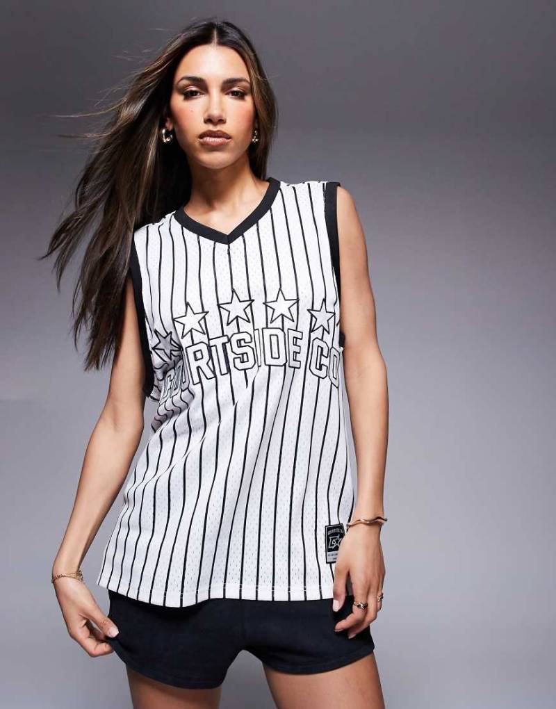 Courtside - Oversize-Trägershirt in Weiß mit Logodetail von Courtside