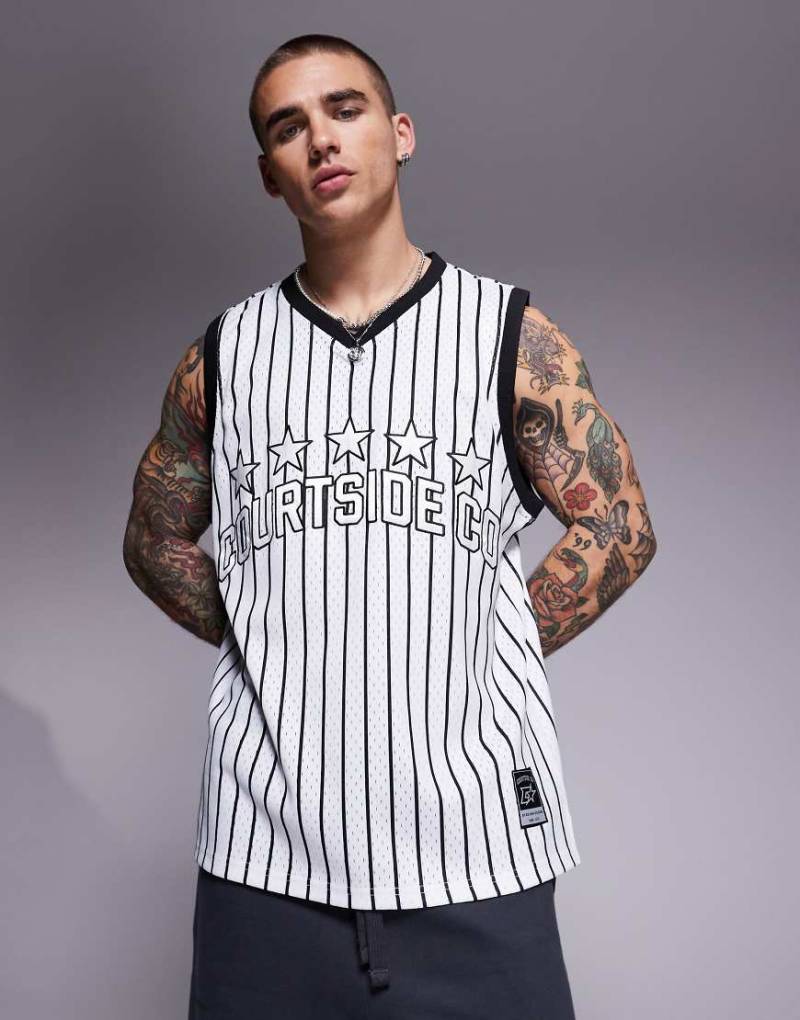 Courtside - Oversize-Trägershirt in Weiß mit Logodetail von Courtside