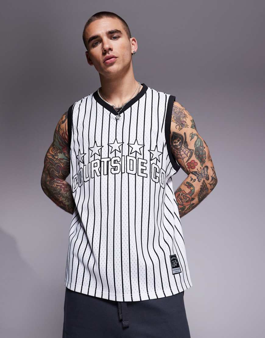 Courtside - Oversize-Trägershirt in Weiß mit Logodetail von Courtside