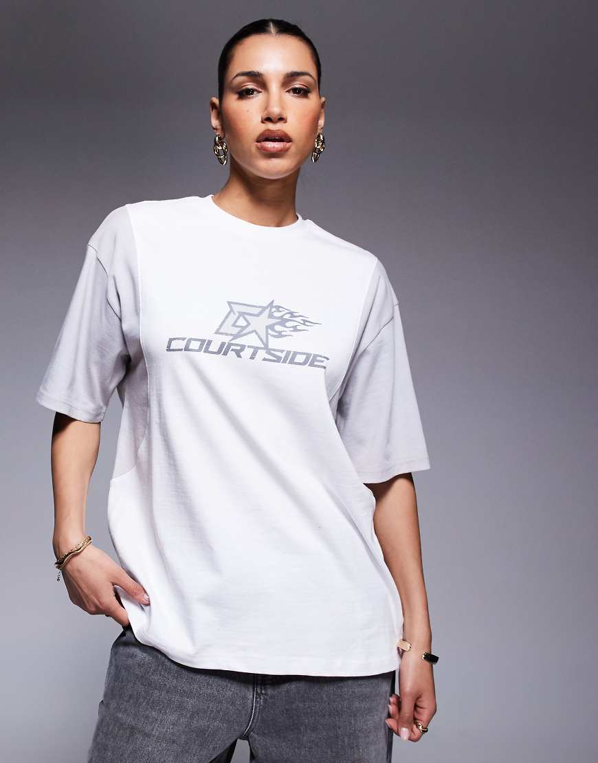 Courtside - Raglan-Oberteil in Weiß-Bunt mit Motiv-Detail von Courtside