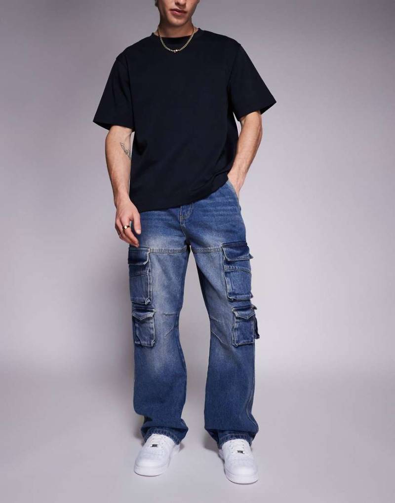 Courtside - Ultrabaggy Jeans in blauer Stone-Waschung mit Taschen-Detail von Courtside