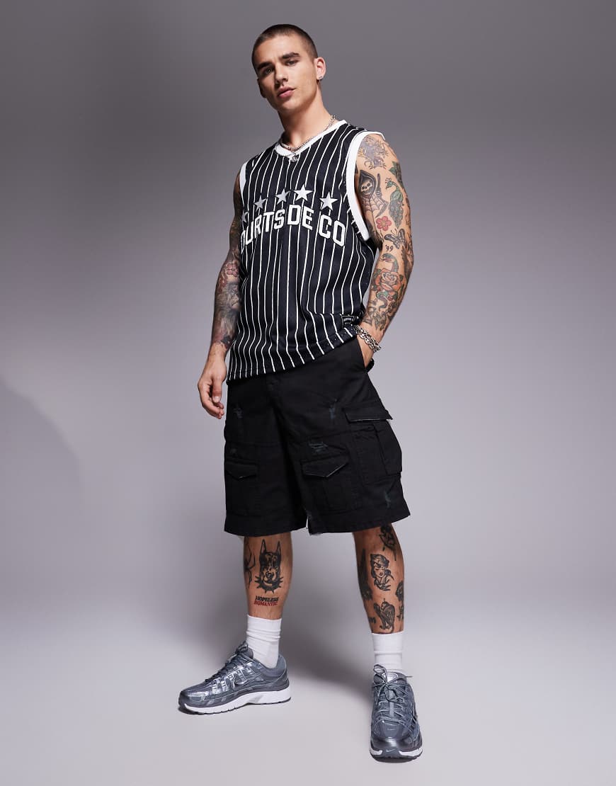 Courtside - Weite Cargo-Shorts mit Used-Details und schwarzem Military-Muster von Courtside