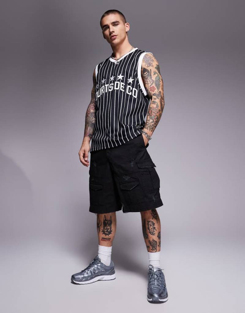 Courtside - Weite Cargo-Shorts mit Used-Details und schwarzem Military-Muster von Courtside