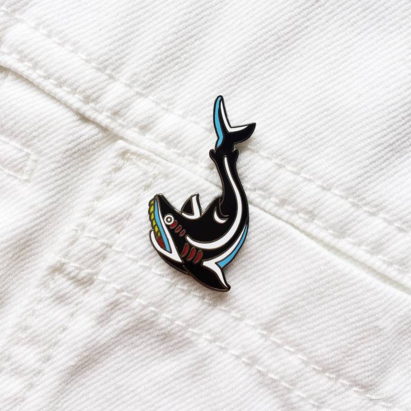 Hai Tattoo Emaille Pin Abzeichen Anstecknadel Schwarz Hard Enamel Traditionelles Design von CousinsCollective