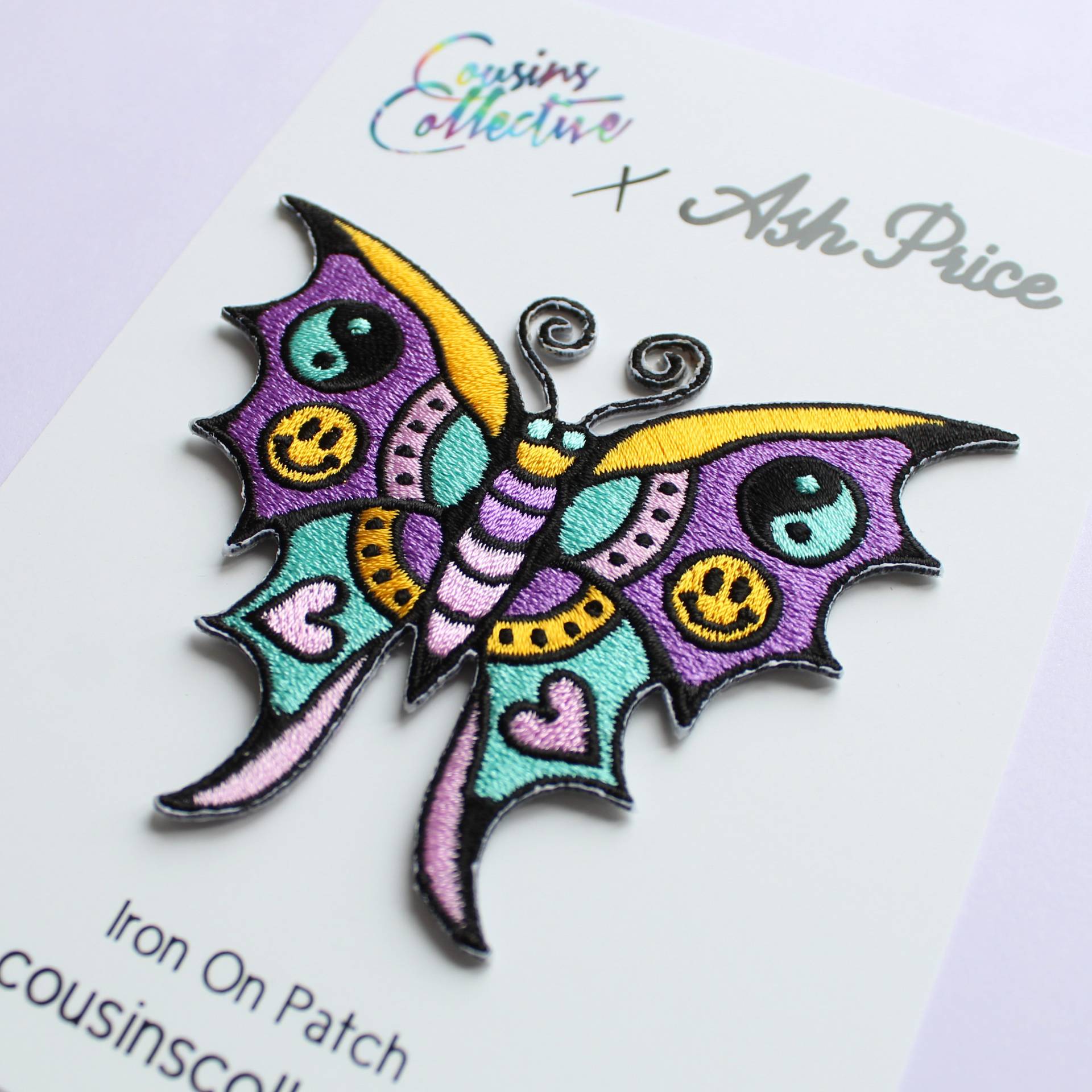 Happy Butterfly Tattoo Bestickter Aufnäher Bügeleisen Anstecker Ash Price Smiley Gesicht Peace Zeichen von CousinsCollective