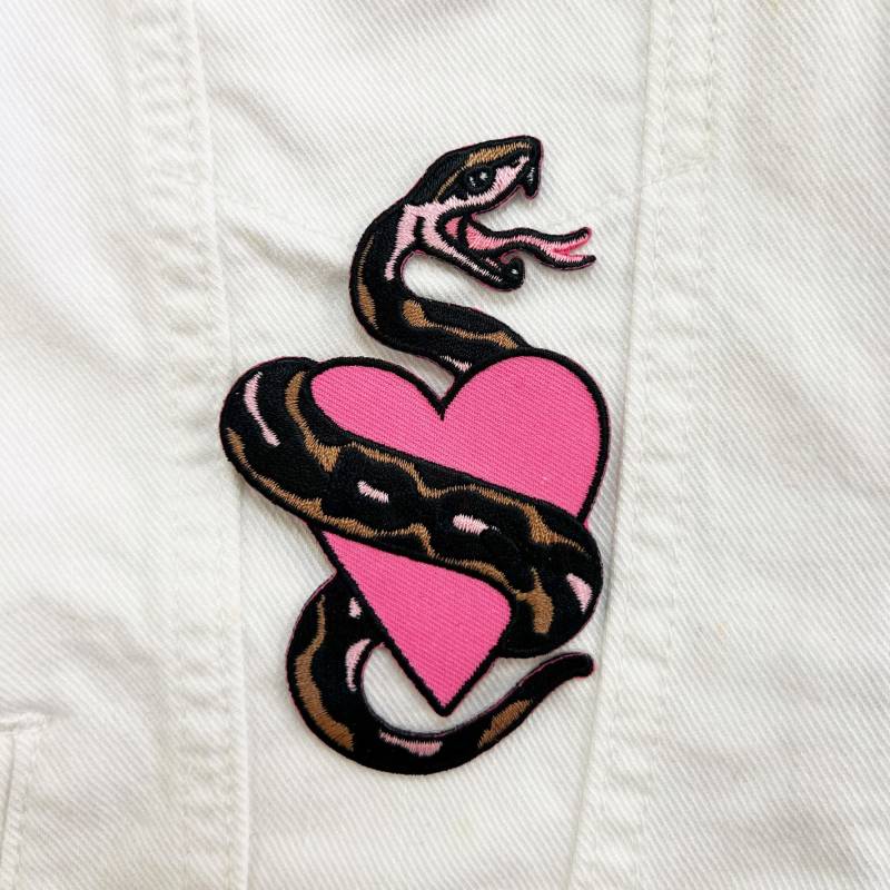 Schlangen-Herz Gestickt Aufnäher Eisen Auf Abzeichen Pink Traditionelle Tattoo-Design Darren Quinn Sew On Schlange von CousinsCollective