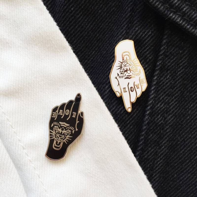 Tiger Liebe Tattoo Hand Emaille Pin Abzeichen Anstecknadel Schwarz Silber Weiß Gold Hard von CousinsCollective
