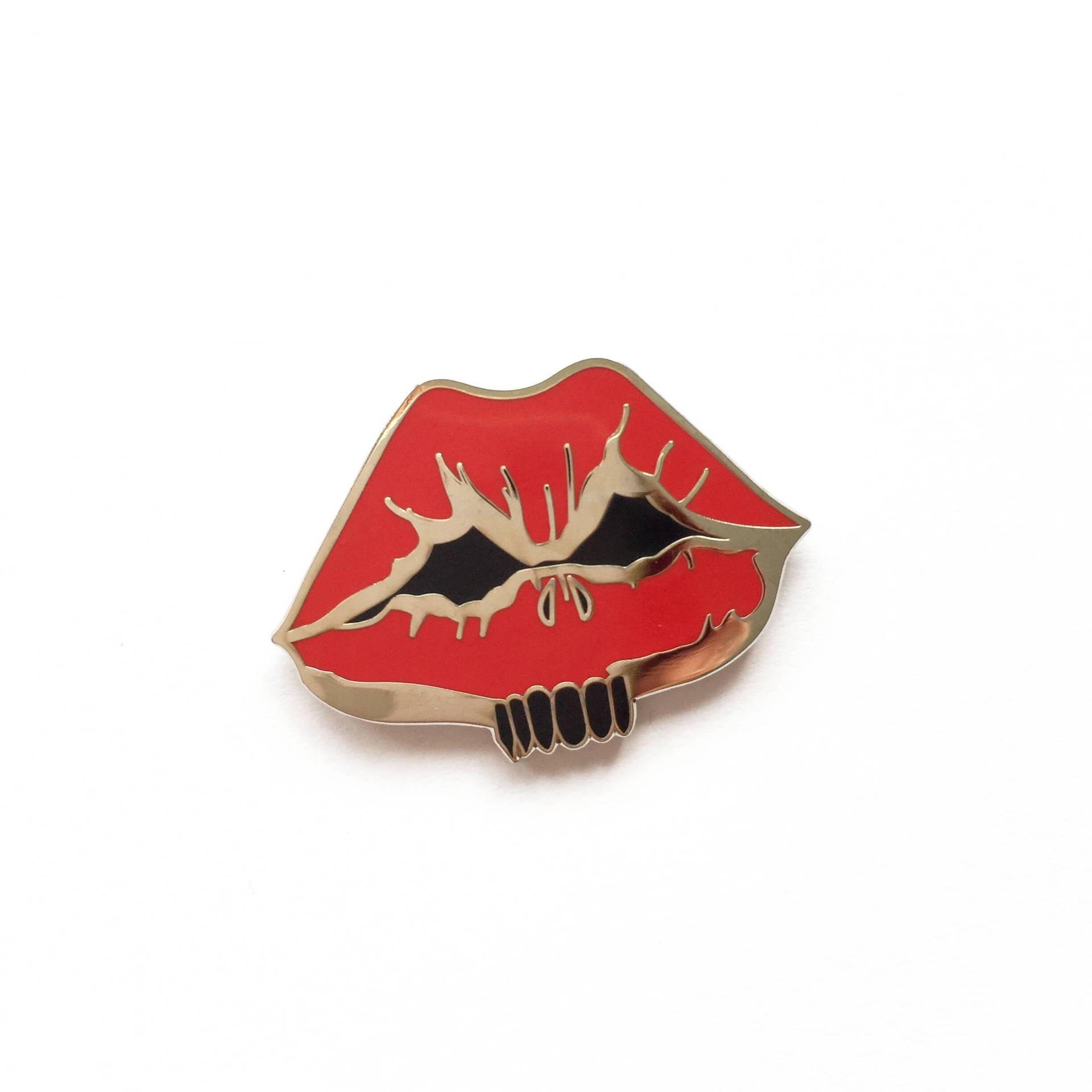 Totenkopf Lippen Emaille Pin Halloween Anstecknadel Abzeichen - Rot & Schwarz Silber von CousinsCollective