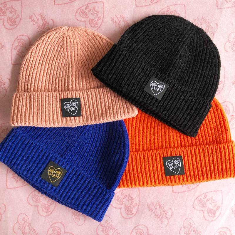 Weinendes Herz Aufnäher Rippenbeanie Mütze Strickwolle Winter Tattoo Design Bert Grimm von CousinsCollective