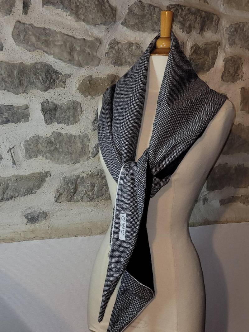 Dreieckstuch, Foulard, Schal Aus Zwei Stoffen, Einer Feinem Samt, Der Andere Baumwolle Mit Paspelierung von CoutureByKimYen57